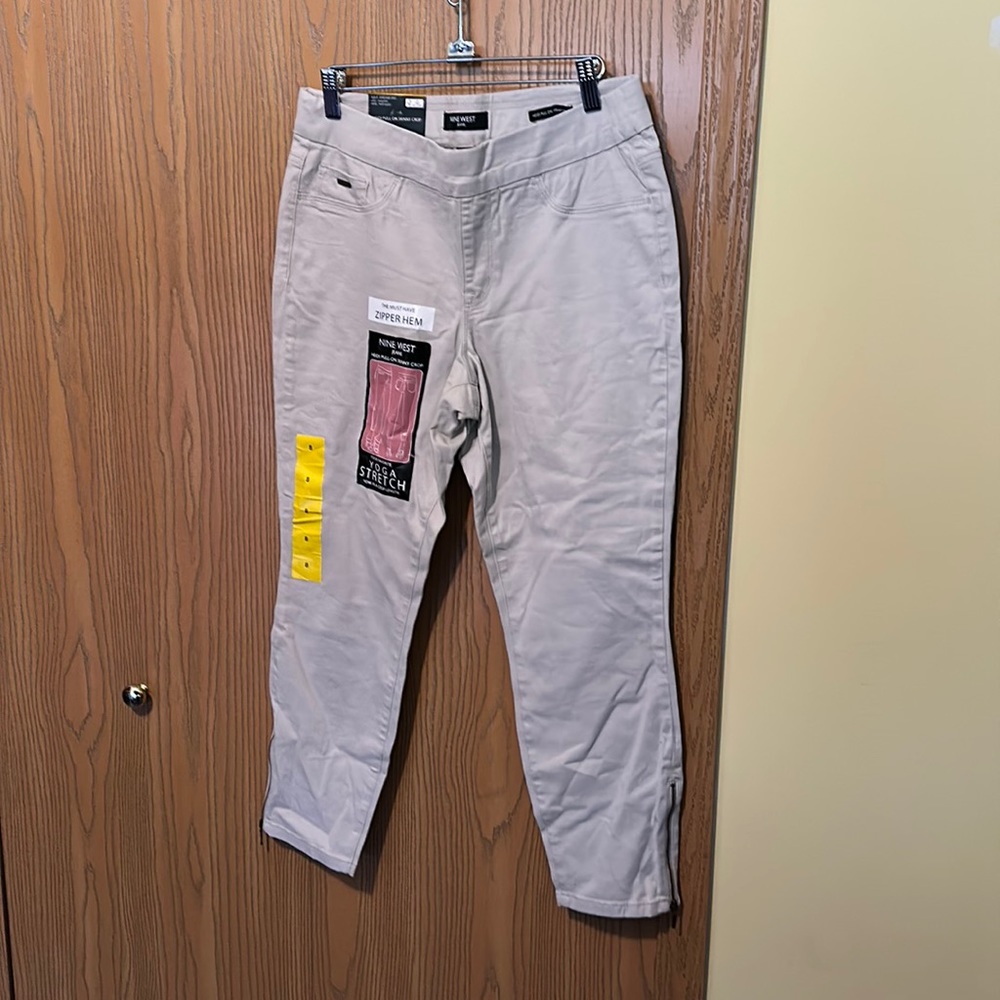 New classy NINE WEST skinny crop